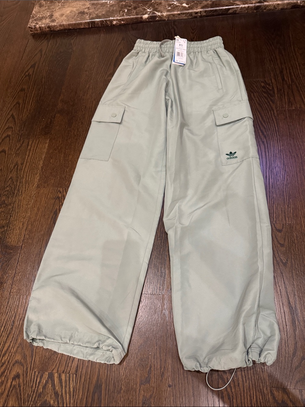 adidas women’s Ess woven Sage Green Cargo Joggers Msrp $75